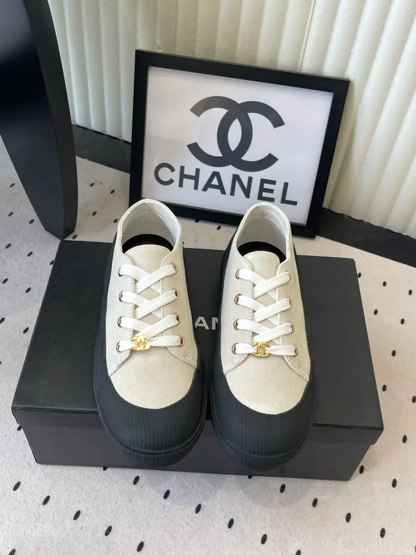 🏧𝗖𝗛𝗔𝗡𝗘𝗟Top new item. Pinecakes, leisure shoes. Shoes face customize cattle against velvet The insides are all sheep's skin. Original modeling, slide-proof floor Size: 35-39（40/41Custom）