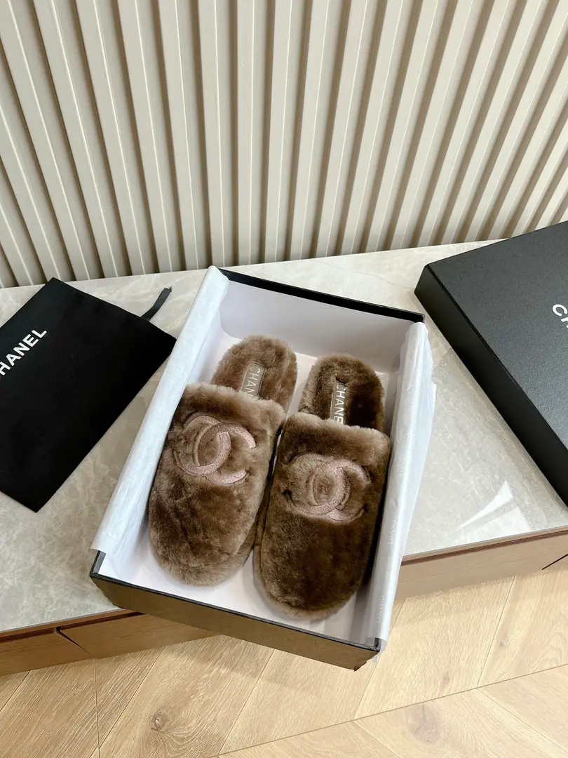Get out of the factory.（Top Version） chanel Chanel. Koixiang's fur slippers Furry slippers. 𝟐𝟎𝟐4CThe autumn and winter series is new., This season, the moustache family's little money.！ ▪️Shoe.: Original wool ▪️Uchi.: wool. ▪️Otsumi!: Original version to open ▪️Codes: 35-39(40, 41I'll make sure I don't change it.)