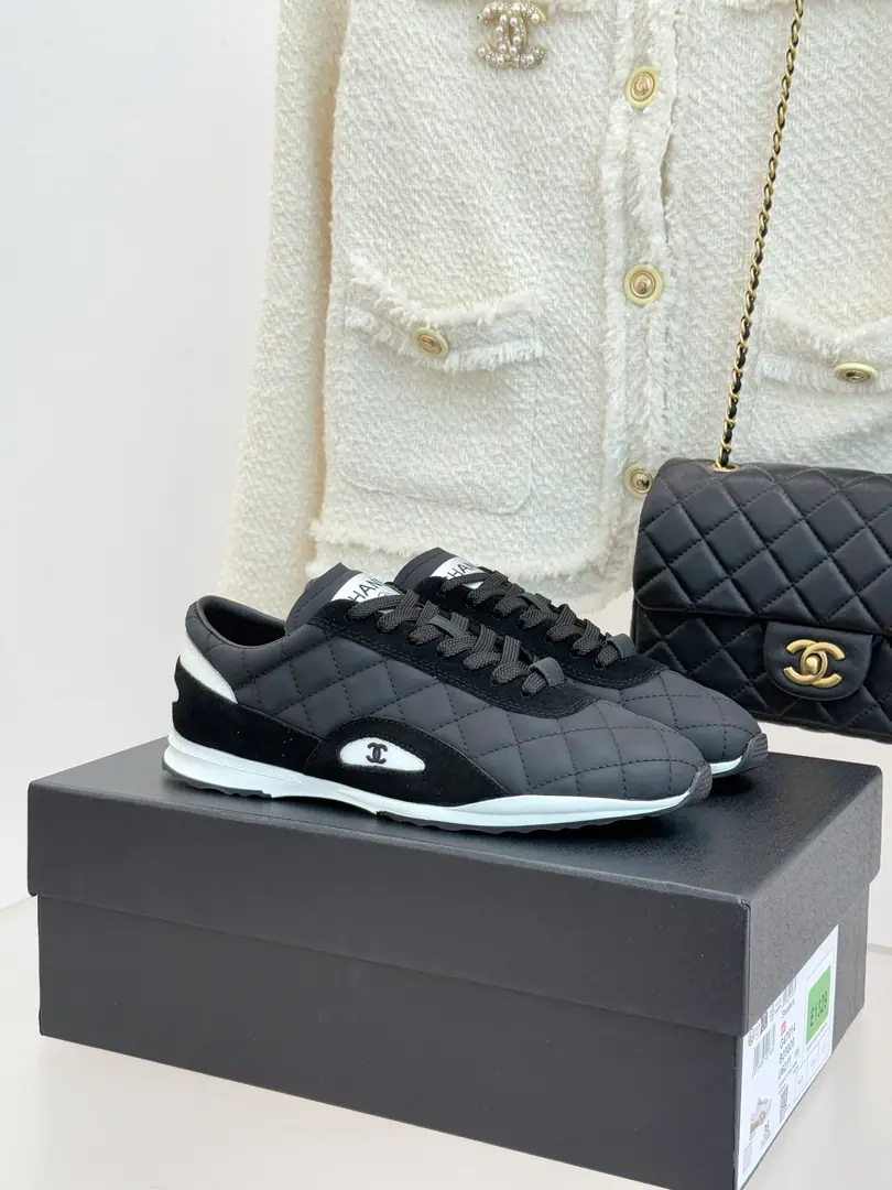 🏧𝗖𝗛𝗔𝗡𝗘𝗟New doubles.CDrigg's leisure shoes. These sneakers are the work of the early spring., Top！ Signal diamond-gring to shoe-faced 3-level Smart-looking.CThe hardware is in the middle. Explain brand genes.. Hand-sewing threads are neat. The layout is superb. Perfectly echoing the Lake Como for vacation inspiration.. Light rubber soft-ball subsides. Peach powder., SkyBlue has a new filter. With skirts or jeans. It's all right. ♪ Easy to wear the French extenuating and elegant ♪. The fabric is customized in the original version The inside feet are all sheep's skin. Original modeling, slide-proof floor size: 35-39（40/41Custom）