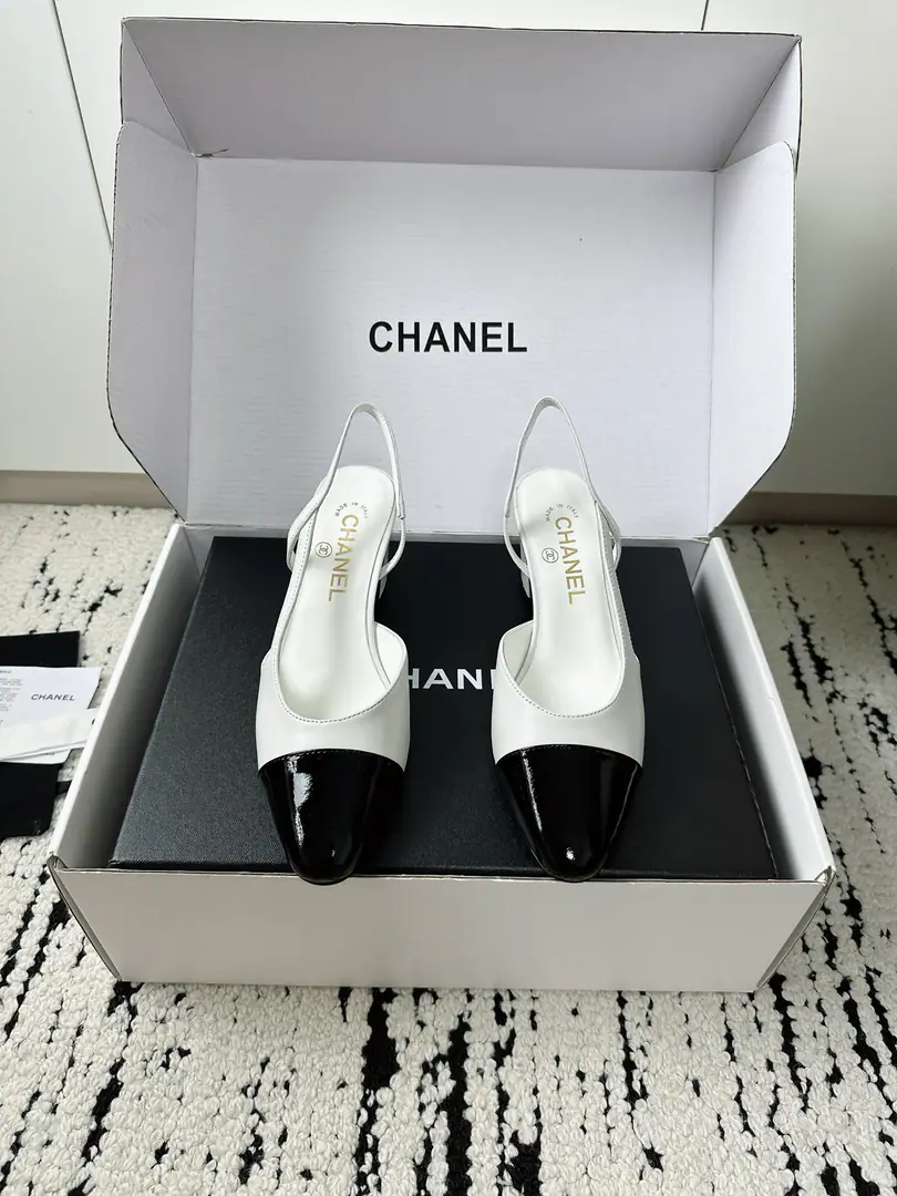🏧𝗖𝗛𝗔𝗡𝗘𝗟Xiangixiang's classic coloring Alligator tattoos, empty sandals. Top Quality Facework customized leather with original The inside feet are all sheep's skin. Italian imports are so thick. size: 35-39（40/41Custom）