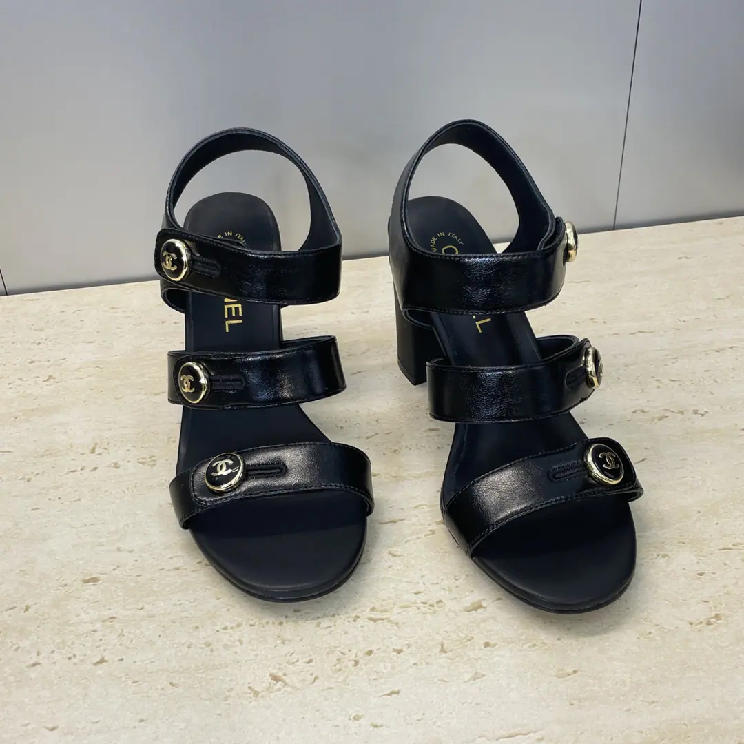 Plant prices CHANEL Chanel. 2026The new Roman-style girls' shoes are on the show in the morning. It's a little letter.logoThe hardware belts are full of fish with no hair and no shoes. Material: I'm a mixed-skinned goat.+In the skin of the sheep.+Original Open-Fixed Metal Bumper+Italy is a big-ass country. He's tall.:8.5CM Size: 35-41(40.41Custom without re-offer）