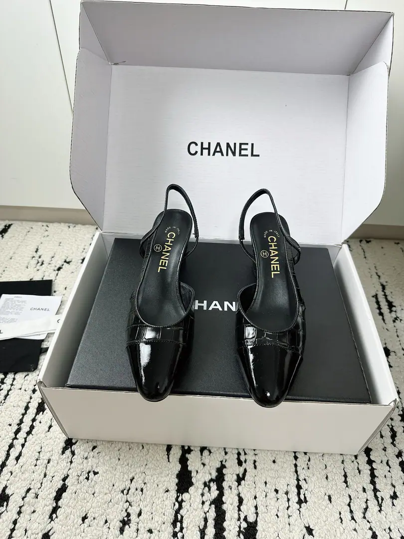 🏧𝗖𝗛𝗔𝗡𝗘𝗟Xiangixiang's classic coloring Alligator tattoos, empty sandals. Top Quality Facework customized leather with original The inside feet are all sheep's skin. Italian imports are so thick. size: 35-39（40/41Custom）