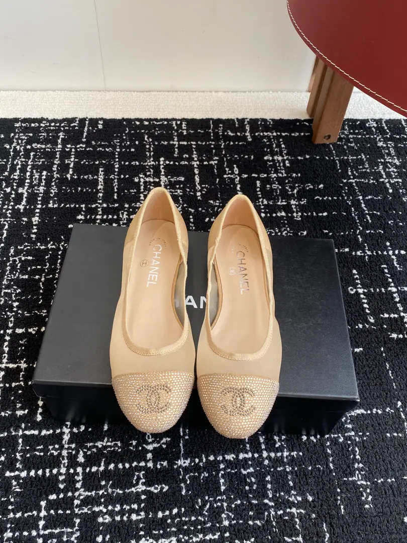 Requisition level CHANELKaori! 25ss Spring and summer shoes. Auctions., Ballet shoes. Like a necklace on the neck of a goddess., The upper foot is very wrapped., Heel thinner., It's really superb.！ The ancient Mary Jane is so right., A man likes a classic match., - Yeah, I'm pretty good.80The feeling of a little fragrance from the time of the past., New Fashion, The process is perfect., Mixed sheep skin design, She's so beautiful., Very thin and white., I think... Girls have to have one pair., The most important thing is that the color is bright enough., The flying of her feet is no longer enough to describe her as a flat-footed woman., Let's get the shoe money out of my hand.！ Nice little Mary Jane Ballet shoes., The stars and the reds are wearing them., I like this shoe girl more than I like it., It's just a gift., There's almost no white Mary Jane with all the styles., Only in her place can she be so high profile., Brief The color of pure color is not complicated., Spring with little pairs of pants., The dress can be of any quality.！ Face import net Very advanced. I'll put my foot on the skin inside., Soft and delicate., Super comfortable with your husband., High-end luxury！ Size: #35-41（40 41I'll make sure I don't change it.）
