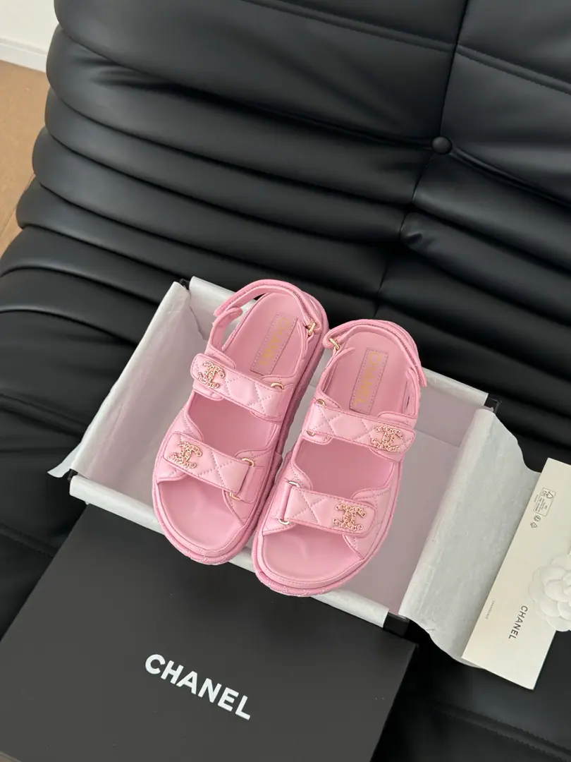 🏧𝗖𝗛𝗔𝗡𝗘𝗟 New magic with the classic sandals. Top Quality Original Customise Requisition level！ All the colors are in my house.！ Import of specific flour+Foot./The inside sheep.+Rubber bottom Original hardware button design, It's simple and fashionable. All with cabinet top packing！ size:35-41 [40.41Do it.]