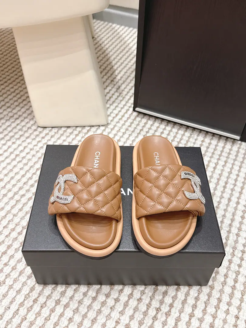 Requisition level ChanelChanel. 2026Spring and summer. Luigi! Drilling. Shoes.​​ ✨Chanel.2026The first spring series of the diamond-drinking slippers., Classic diamond-gring.+Water drillsC Logo, It's a very good brand recognition.！PUThe shoes are soft and comfortable., Rubber soles smoothing, It's a daily thing.👡 Black is low-profile and luxuries., You can have a dress and a free time., Lazy and delicate.. It's easy to carry., Summer leaves or vacations are perfect., Fashionable and practical💎. Size: 35-39（40.41Make a no-refund order.）