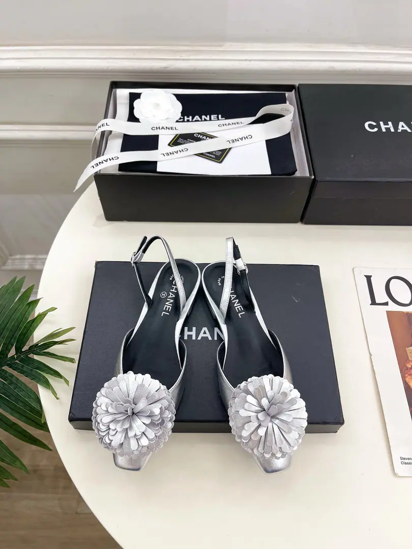 𝐂𝐇𝐀𝐍𝐄𝐋 | Kaori! 26𝐬𝐬 🦋2026Spring and summer brand new. Xiang-tzu.CA flat-bed single shoe. New series〰 🍬 BSThe best in the fashion world. The pairs are carefully designed. Extremely simple The classic elements that never faded. 💋It's a beautiful dress. Summer's mandatory.…… ━━━━━ ЅᏇєєt ━━━━━ ▪️Shoe.: The original is a custom-made little lamb. ▪️Uchi.: Importing mixed sheep skins ▪️Otsumi!: The original Italian is a big one. ▪️He's tall.: 1.5cm ▪️Shoes.: 35-39（40.41Custom without re-offer） ▪Plant price