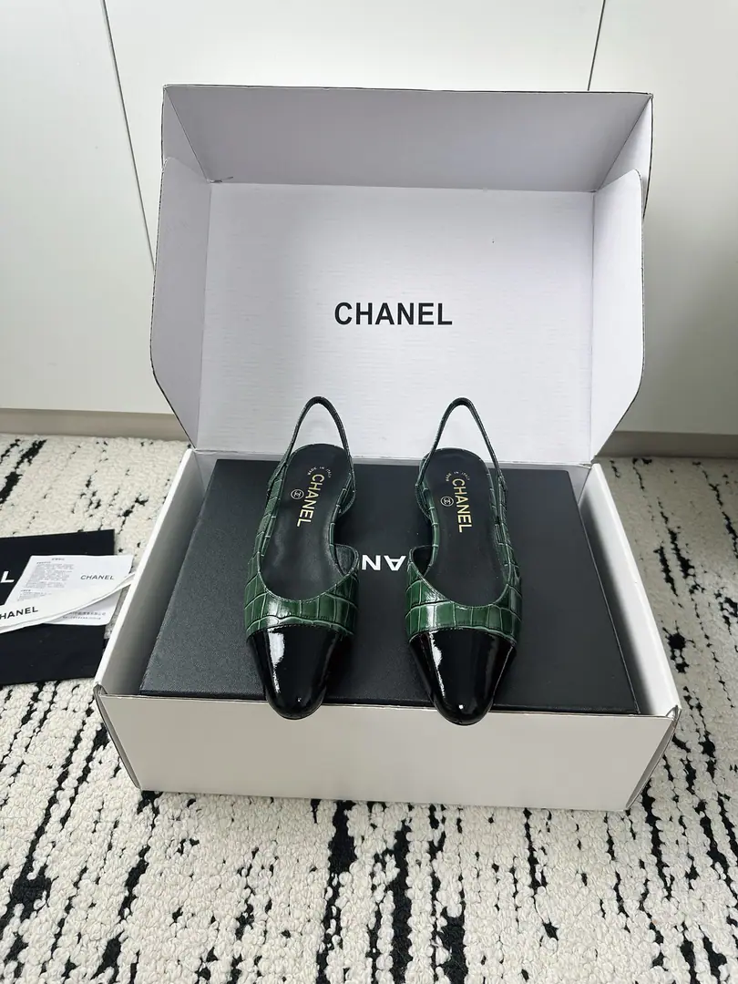 🏧𝗖𝗛𝗔𝗡𝗘𝗟Xiangixiang's classic coloring Alligator tattoos, empty sandals. Top Quality Facework customized leather with original The inside feet are all sheep's skin. Italian imports are so thick. size: 35-39（40/41Custom）
