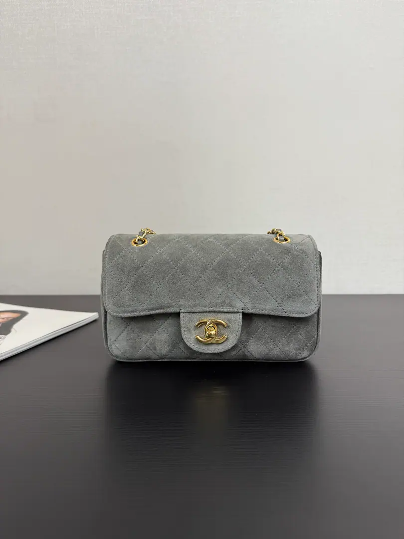 Current 26BNew paragraphcf Maxi mini- The mouth cap. The first few seasons.𝐦𝐚𝐱𝐢And the sizes.！The season's small size is more sophisticated.！A little one is so cute.😍 Still is.𝐦𝐚𝐱𝐢 𝐅𝐥𝐚𝐩A simple design and cortex, The soft hand is so relaxed.. Put your pockets on the back.. Gold hardware is low-profile luxury.～20cmThe size of the day is practical., The little man is easy to ride., The length of the shoulder belt is regulated., You can slant it on your shoulder.！It's perfect for your daily back.！size: 13*20*6cm 99614