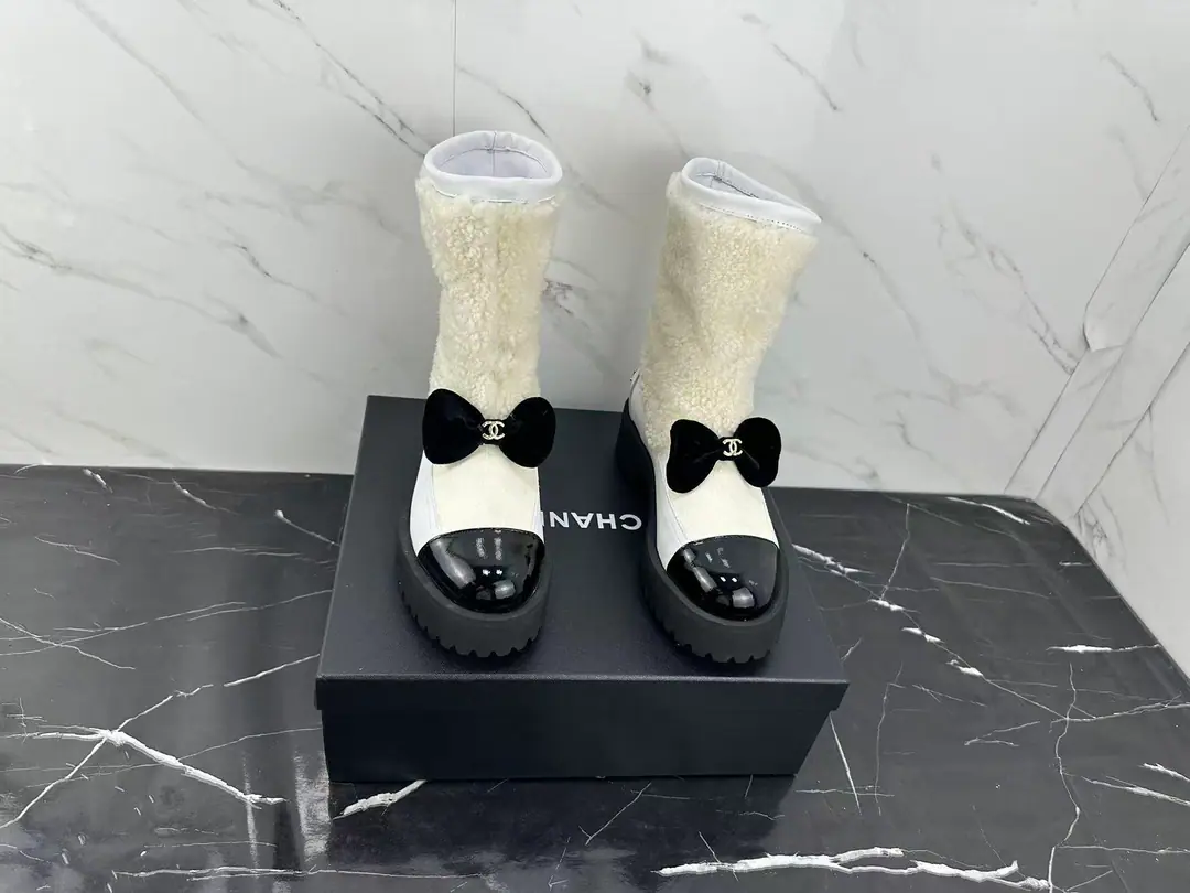 Requisition level Chanel Kaori!25KAutumn and winter brand new. It's a bow.🎀Snow boots, wool boots. This is a winter walk.“A small furnace.” I heard it's cold winter. The winter weapon must be ready～ The Australian wool is chosen for import. It's warm and comfortable. And the feet are so nice.！ The whole thing, the head is so pretty, it's not swollen. The surface of the shoe is painted with an imported skin.＋wool. The rubber bubbles on the soles are so smooth and so resistant.～ Size: 35-41（40 41 Make a no-refund order.） Price: Short boots. Boots.