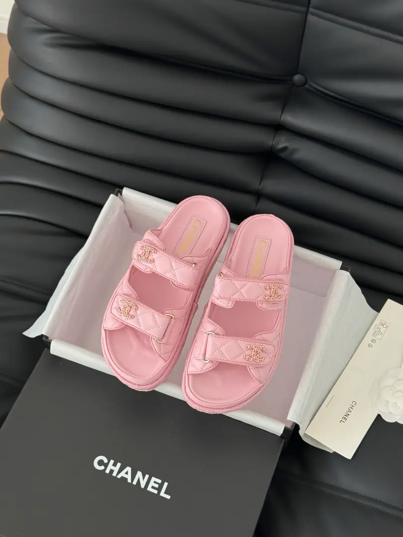 🏧𝗖𝗛𝗔𝗡𝗘𝗟 New magic with the classic sandals. Top Quality Original Customise Requisition level！ All the colors are in my house.！ Import of specific flour+Foot./The inside sheep.+Rubber bottom Original hardware button design, It's simple and fashionable. All with cabinet top packing！ size:35-41 [40.41Do it.]