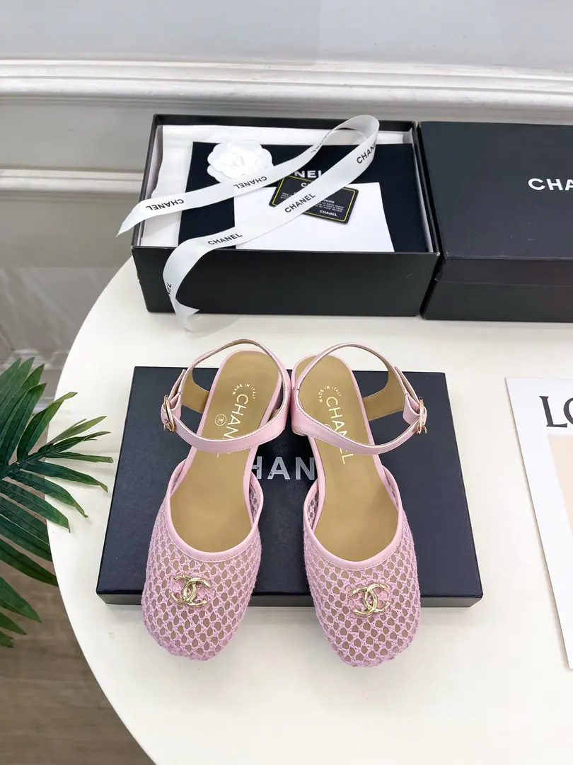 𝐂𝐇𝐀𝐍𝐄𝐋 | Kaori! 26𝐬𝐬 🦋2026Spring and summer brand new. The cabinet is a classic show. Xiang-tzu.CThe Internet is a big-ass sandal. New series〰 🍬 BSThe best in the fashion world. The pairs are carefully designed. Extremely simple The classic elements that never faded. 💋It's a beautiful dress. Summer's mandatory.…… ━━━━━ ЅᏇєєt ━━━━━ ▪️Shoe.: High-level custom pre-text custom network ▪️Uchi.: Import silk sheep. ▪️Otsumi!: The original Italian is a big one. ▪️He's tall.: 4.5cm ▪️Shoes.: 35-39（40.41Custom without re-offer） ▪Plant price