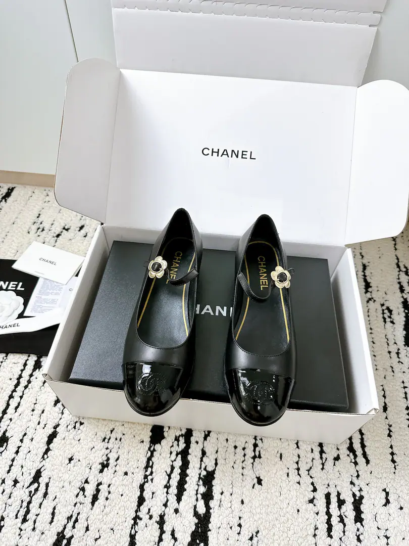 🏧𝗖𝗛𝗔𝗡𝗘𝗟The top-ranking agent is Mary Jane's shoe. Flat soles. The cabinet show is absolutely awesome.✨ The hottest style of the season., It's very soft and comfortable and uncool.. Classic.logoDoubleCThe buttons are coupled., Superfashion Fabulous.:Import of cattle leather materials Uchi.:Environmentally imported into the sheep's skin Otsumi!:The original membrane is so thick. Codes:35-41 [40.41Do it.] ⚠️Need a plane box.+