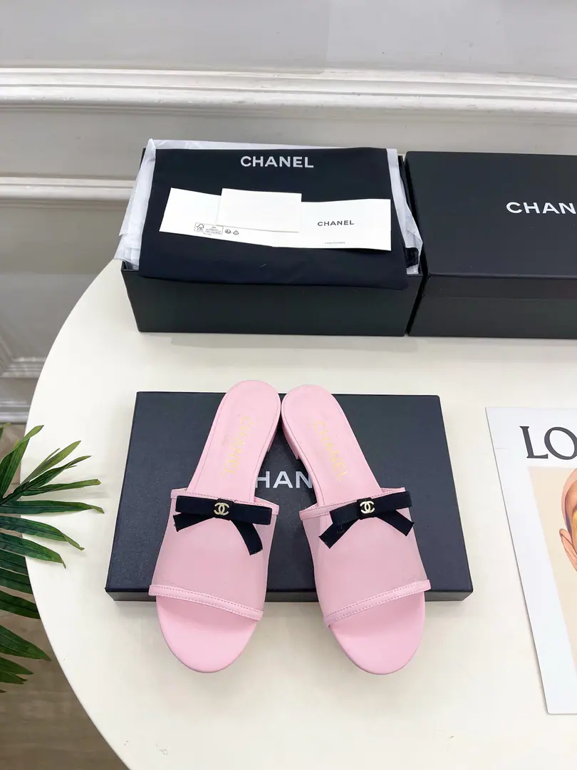 𝐂𝐇𝐀𝐍𝐄𝐋 | Kaori! 26𝐬𝐬 🦋2026 Spring and summer brand new. The cabinet is a classic show. Xiang-tzu.CThe net veil bow.🎀Heel slippers. New series〰 🍬 BSThe best in the fashion world. The pairs are carefully designed. Extremely simple The classic elements that never faded. 💋It's a beautiful dress. Summer's mandatory.…… ━━━━━ ЅᏇєєt ━━━━━ ▪️Shoe.: High-prescription original web veil ▪️Uchi.: Import silk sheep. ▪️Otsumi!: The original Italian is a big one. ▪️He's tall.: 1.5cm/5cm ▪️Shoes.: 35-39（40.41Custom without re-offer） ▪Plant price