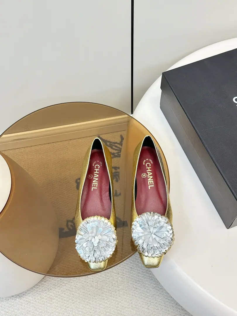 Chanel 26CA mountain flower shoe.​​ ✨Chanel.26CA series of tea-shoes., Gold metal leather+Tachibana., ♪ Elegance and graceful ♪！The flat-floor design is so cozy., It's easy to ride in a regular or official setting.👠. The mountain tea flower is a classic brand., It's a symbol of nobleness and romance., Gold shoes are so much more than a look., Holidays, Party is what it takes., It's easy to raise the glimmer of shape.💛. Shoe.: Quality sheep skin. Uchi.: Soft sheep's skin. Italian skin. Codes35-40（40.41Make a reservation.）