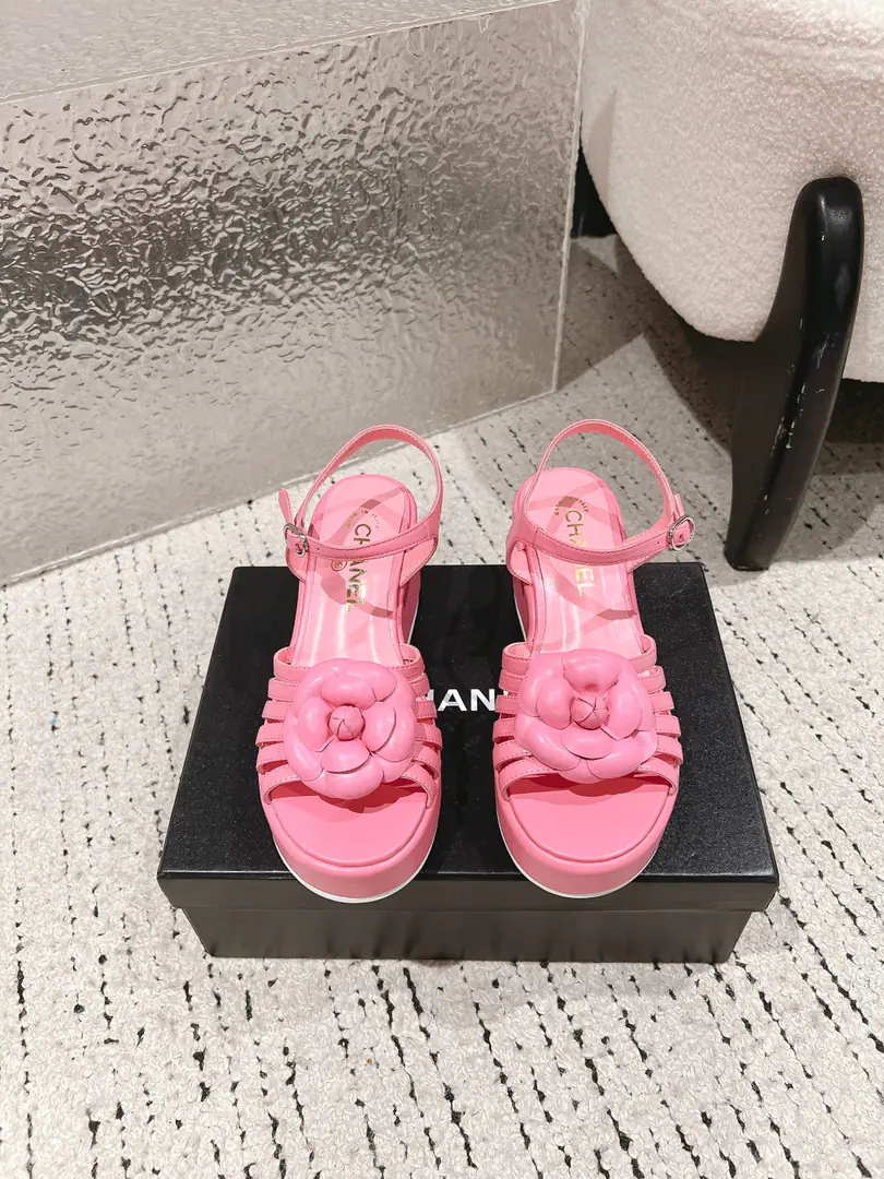 🏧𝗖𝗛𝗔𝗡𝗘𝗟｜Little Fancy. The classic series of sandals with thick mountain tea.！ The shoe face is imported with a little sheep's skin. The inside feet are all sheep's skin. Italian imports are so thick. size: 35-39 [40/41Custom]