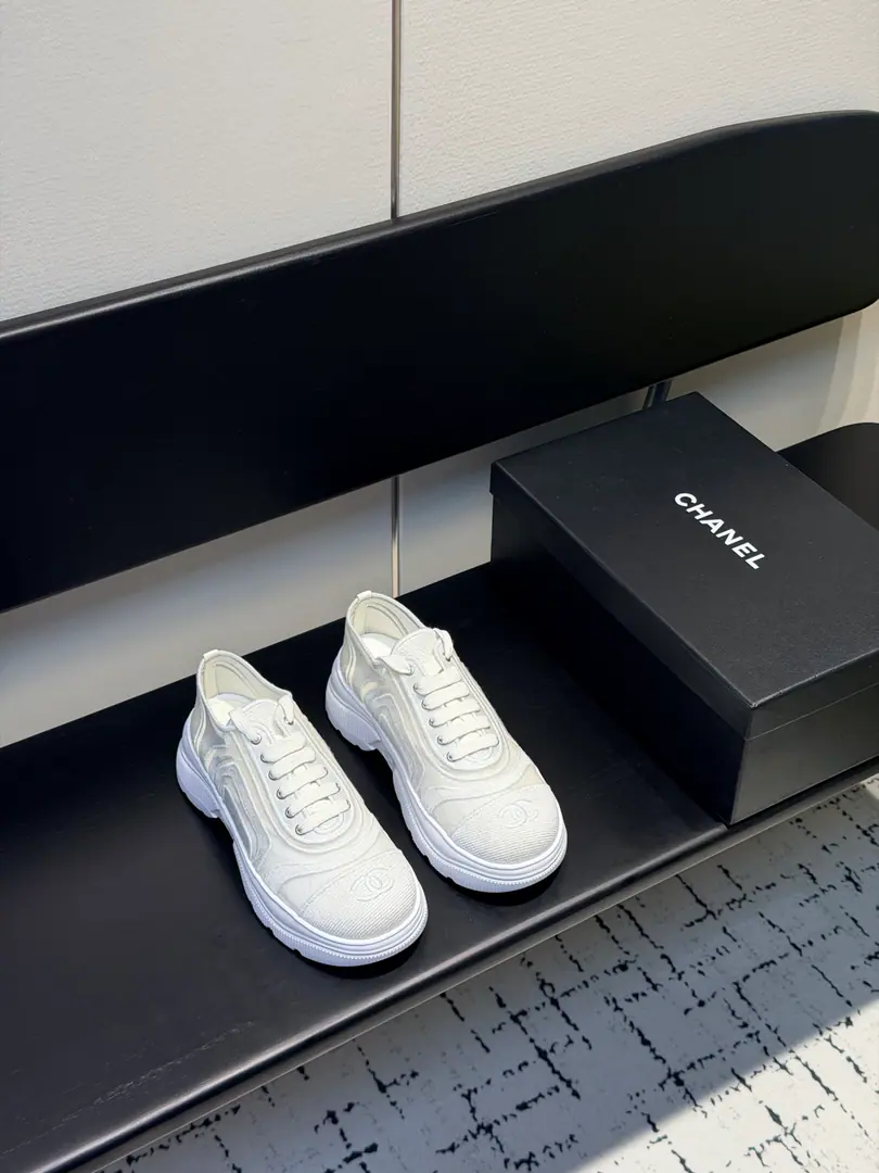 High Version Out ChanelChanel.F Kaori! 2026ssA new, thick, leisure shoes, little white shoes. Biscuit shoes. Top Version～Original development, model You're a good guy. I'm not afraid of wide feet. I don't know how to fatten my feet., Nice feet and comfort.！It's very light.！I'm comfortable with air.！Super White It's a real blast. ✔Shoe.: Import original technology layout ✔Uchi.: Original Footer ✔Otsumi!: Original version to open ✔Size: 35-39 （40.41I'll make sure I don't change it.）