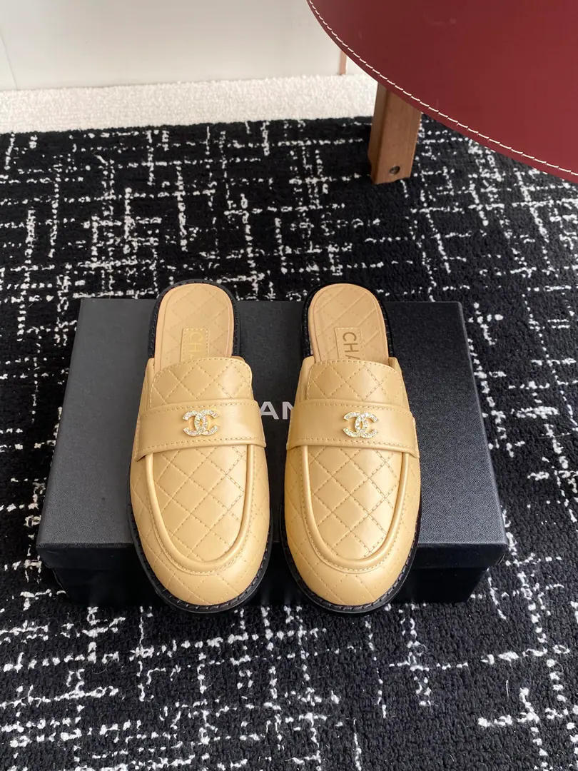 Requisition level Half-roll slippers. Chanel 25ss Kaori! New paragraph A little fragrant button. Half-drawn LeFlell Shoes. The Chun-hsiang family must have a deposit. The goddess series., I'm a great lady with a fragrant character., It's super patient., It's too hard to resist., Hearts.ing…… Shoe.: Importing cow skin Import paints Original Open-Fixing hardwarelogo Uchi.: A mixed-meat sheep. Otsumi!: Italy is a big-ass country. Size: #35-42（40 41 42I'll make sure I don't change it.）