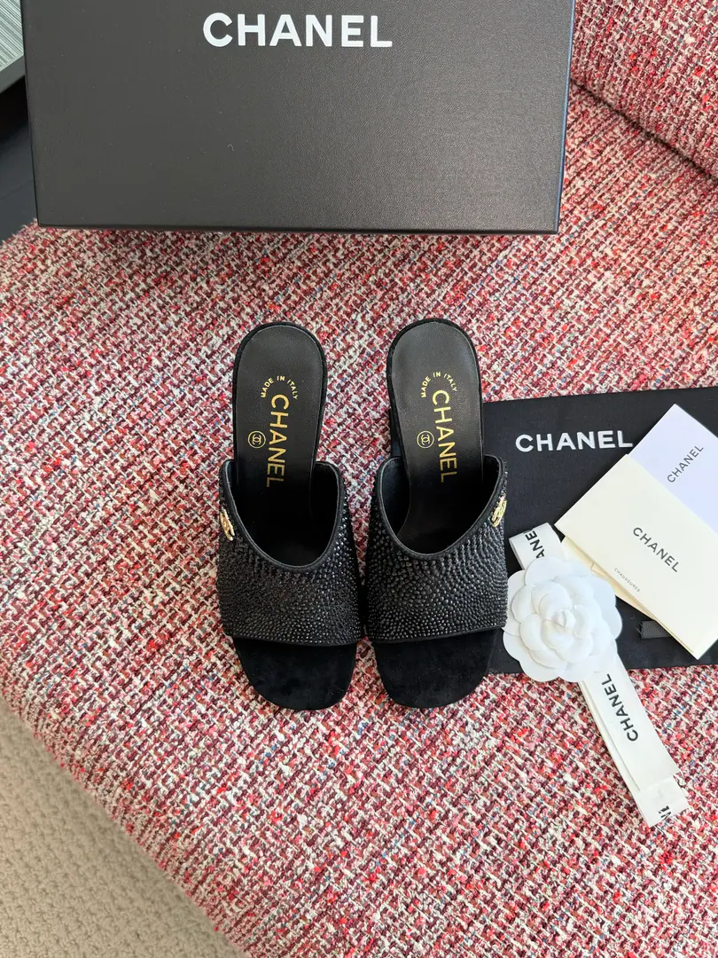 Top Version: Drilling.（Aircraft box➕10） CHANEL Chanel. 2026 Spring and summer. DoubleCButton High heels Muller slippers. ChanelChanel and Muller., Quality sheep skins., A pair of classic shoes.CMetalLogo, It's full of brands.. A unique arc thick and design., With a date.9.5cm, Pulling the legs and balancing comfort.. Toes-toe-toe., Spring and summer are super-exhaleable., The inside is soft sheep., I'm wearing a little extra points.. No matter how you dress, no matter how you dress., It's easy to build a fashion style., It's a regular or official occasion.. Fabulous.: Import paints/Lamb skin./Climey. Uchi.: Lamb skin. Otsumi!: Italian imports are so thick. Size: 35-41（40 41I'll make sure I don't change it.）