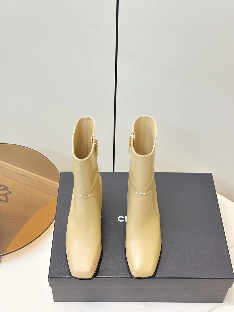 Chanel｜Kaori!26ssThe latest fall and winter is high and high. Fashion boots. ▫️Classic doubles.CMetal logo, A little low-key pen. ▫️Square+Rough design., It's smooth and stylish., I'm always on a telecommuting date. ▫️Side Line, Modified Legs, High-slender mythograph！ 👢 A pair of them.“Old Money.”with“French lazy.”The perfect balance. ❄️ Autumn with coats., A dress., Cowboys are good for each other., The King of the Bundang.！ I'll import a cow's skin on my shoe. I'm a sheep-skinner. Italy is a big-ass country. Size: 35-41（40 41Make a reservation.）