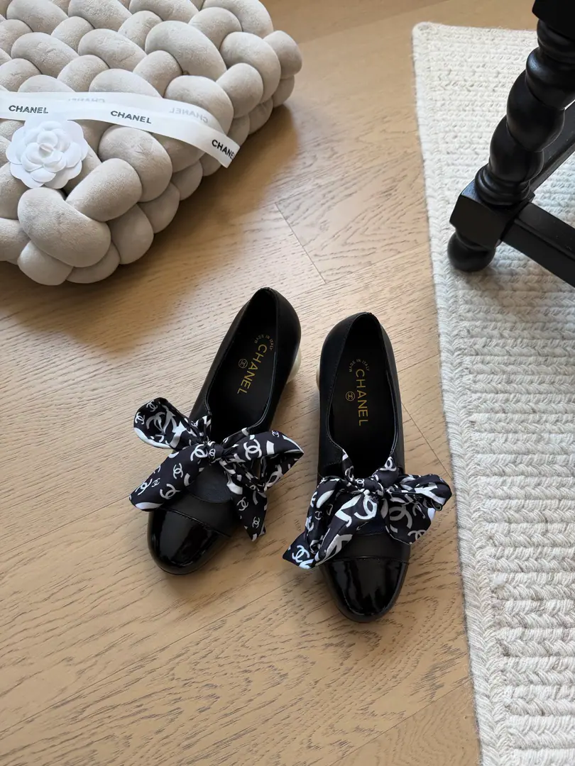 Chanel 25kNew pearl Mary's shoe. Top Version？We'll have to sell it first. A little lamb's skin on the shoe. The inside sheep. That's a big one. Codes: 34-41 「34 40 41Custom without re-offer」