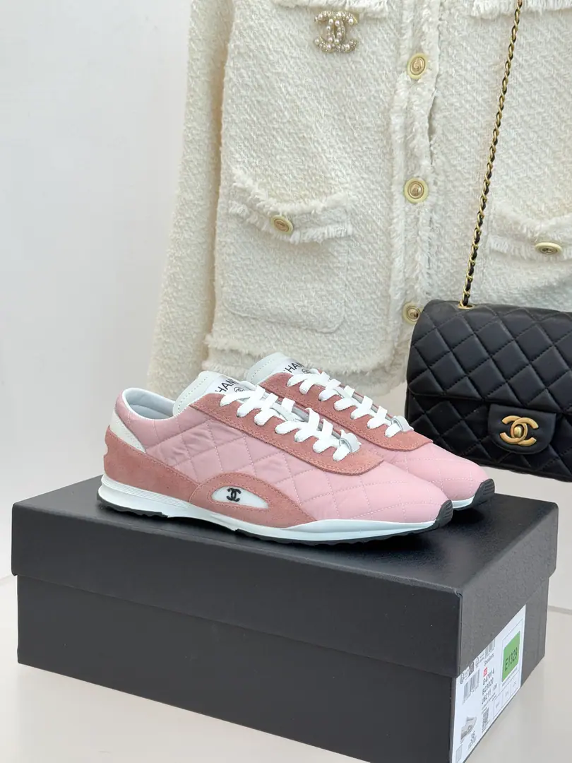 🏧𝗖𝗛𝗔𝗡𝗘𝗟New doubles.CDrigg's leisure shoes. These sneakers are the work of the early spring., Top！ Signal diamond-gring to shoe-faced 3-level Smart-looking.CThe hardware is in the middle. Explain brand genes.. Hand-sewing threads are neat. The layout is superb. Perfectly echoing the Lake Como for vacation inspiration.. Light rubber soft-ball subsides. Peach powder., SkyBlue has a new filter. With skirts or jeans. It's all right. ♪ Easy to wear the French extenuating and elegant ♪. The fabric is customized in the original version The inside feet are all sheep's skin. Original modeling, slide-proof floor size: 35-39（40/41Custom）