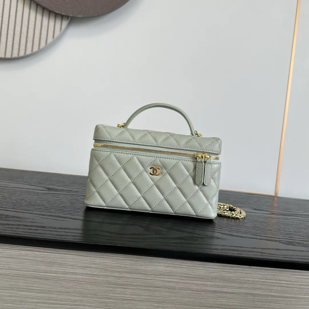 《Mimi 19cm 》<Caviar.🐮Pee.＞GrayOHANEL🚩🚩🚩26BAdvanced Handicrafts 🌠🌠🌠LpBox.miniNo. No.🖤Advanced HandicraftsLPThe old money is a good thing when you're eating a well-packed lunch box., - It's a grinding resistance., I don't worry about wear or tear.～The cross-sectional sprawl is falling apart., Horizontal zipper., The inside and the inside of the big one is super-intelligent., ProMax+Pizza.+The makeup is all light.[Cool.R]Light gold metal binaryCLow profile atmosphere.～Bring your own short handle.+🉑️We'll take the skin off and wear the gold chain.[Beauties.R]With all the French names on your hands, you can see.～The slashing back is a relief., I can't make any mistake with the commuters.！Dimensions: 19cm！