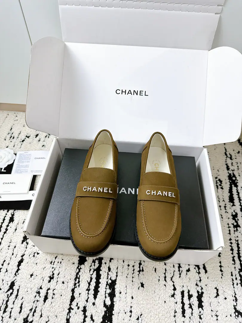 🏧𝗖𝗛𝗔𝗡𝗘𝗟The new one is a hundred pair of flat and LeFoo shoes., I'll have to pay for it., The goddess series. 💃It's too hard to resist., Hearts.ing…… Fancy and stylish. Work. I can't get tired of wearing it everyday.🦶 Use imported calf leather. The insides are comfortable with the skin. The original Italian is a very big one. Top35-39 [40.41Do it.] 【⚠️Need a plane box.+】