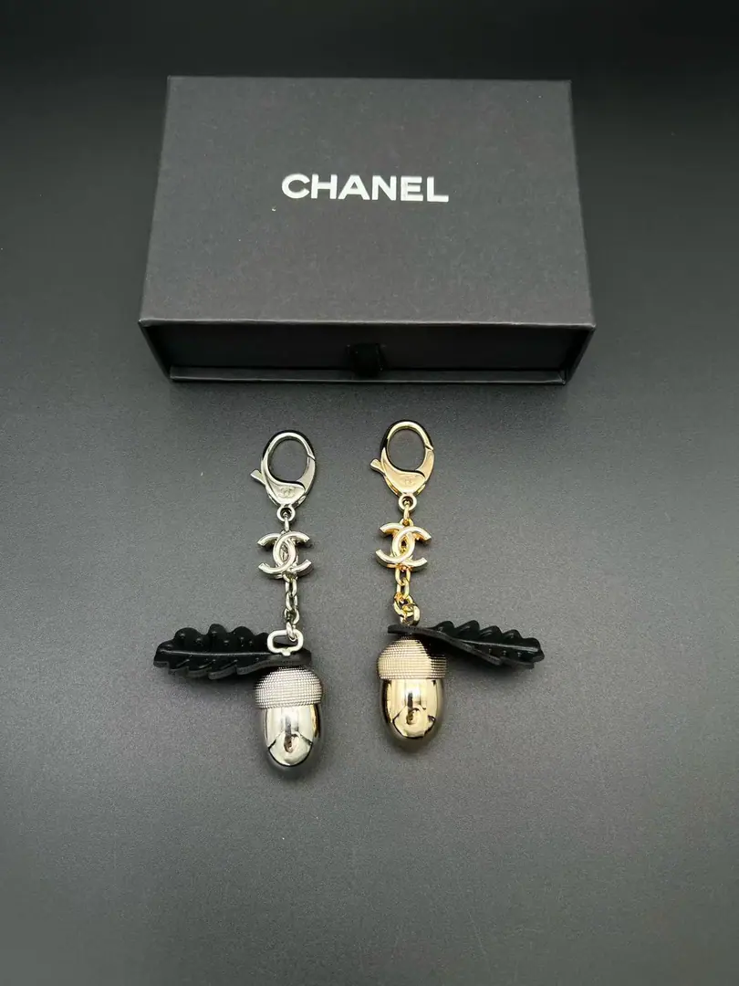 Gold and silver buttons.！《Dogs button squirrels.🐿️》CHANEL🚩🚩🚩Mini-bag pine nuts garbled with a very simple graphic and natural touch.“Pinechop.”♪ The peace and warmth remain in everyday life ♪！The Year's favorite.😍A squirrel.🐿️！Beautifulness deserves a single one.🤩🤩🤩, 26ANewly completed package, It's a good thing.～Perfect.👍Look at that.