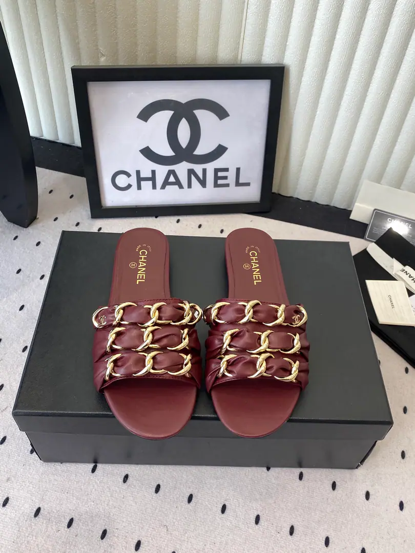 ChanelThe new early spring chains and slippers. A fine stereo glows a unique light. Too gentle to refuse. More noble and fashionable.！ Shoe.: Little sheep's skin. Uchi.: In the sheep's skin. He's tall.: Flat Shoes under the sole.: Italian skin. Codes: 35-41（40, 41, Custom without re-offer）