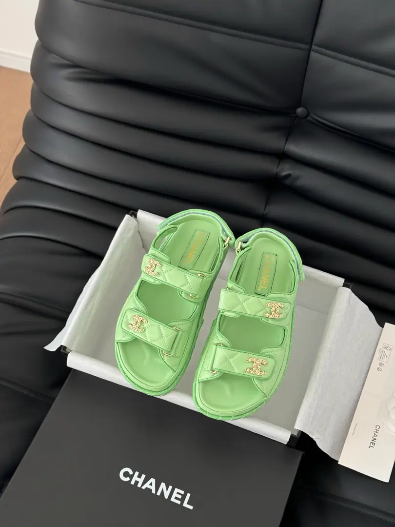 🏧𝗖𝗛𝗔𝗡𝗘𝗟 New magic with the classic sandals. Top Quality Original Customise Requisition level！ All the colors are in my house.！ Import of specific flour+Foot./The inside sheep.+Rubber bottom Original hardware button design, It's simple and fashionable. All with cabinet top packing！ size:35-41 [40.41Do it.]