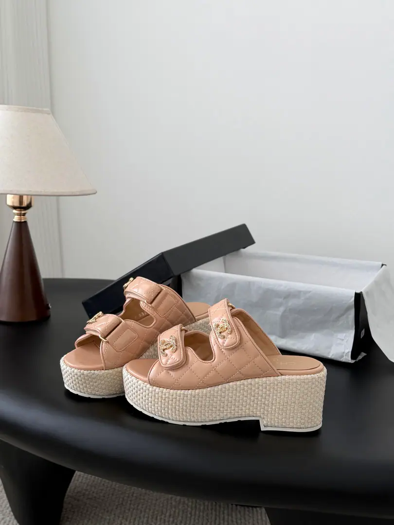 🏧𝐂𝐡𝐚𝐧𝐞𝐥 26PShow me the water-proof sandals.！ Shoe-faced sheep-yung., Waterproofing stations4cm, Back up.12cm！ It's steady on the feet.！Put on a straight 2-foot-eight. I'll put my foot on the skin inside., Original Base. Size:35-39 40Do it.