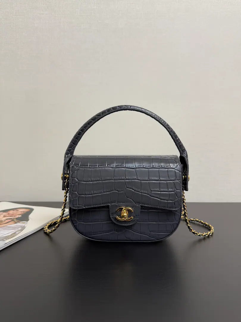Current 26AAdvanced Handicrafts Series The body and the handle are all alligator-stamped calf skins., Arc handle of building sense.➕A classic skin-chaining., And the red leather in the inside., It's a great sense of light in the flesh., The touch is full of qualities., They're talking about the fine details of this bag.！！Fang is not a good internal space., The crowd is very important. size: 20*16*5cm 99593