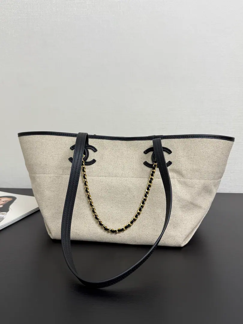 Current26M coco beachTote bag on the beach.​​ The white and white ding-tao.+Black leather edge., Jane and high-end.！Metal chains+DoubleC Logo, It's full of brands.✨. It's a huge capacity., Telecommuting, You can pretend to be on vacation., It's light and patient., It's so exciting to be out in the summer.～It's easy to match with a light light and a light., It's practical and fashionable., It's a fashion one-time fashion.！size: Pocket.46.22cm99578