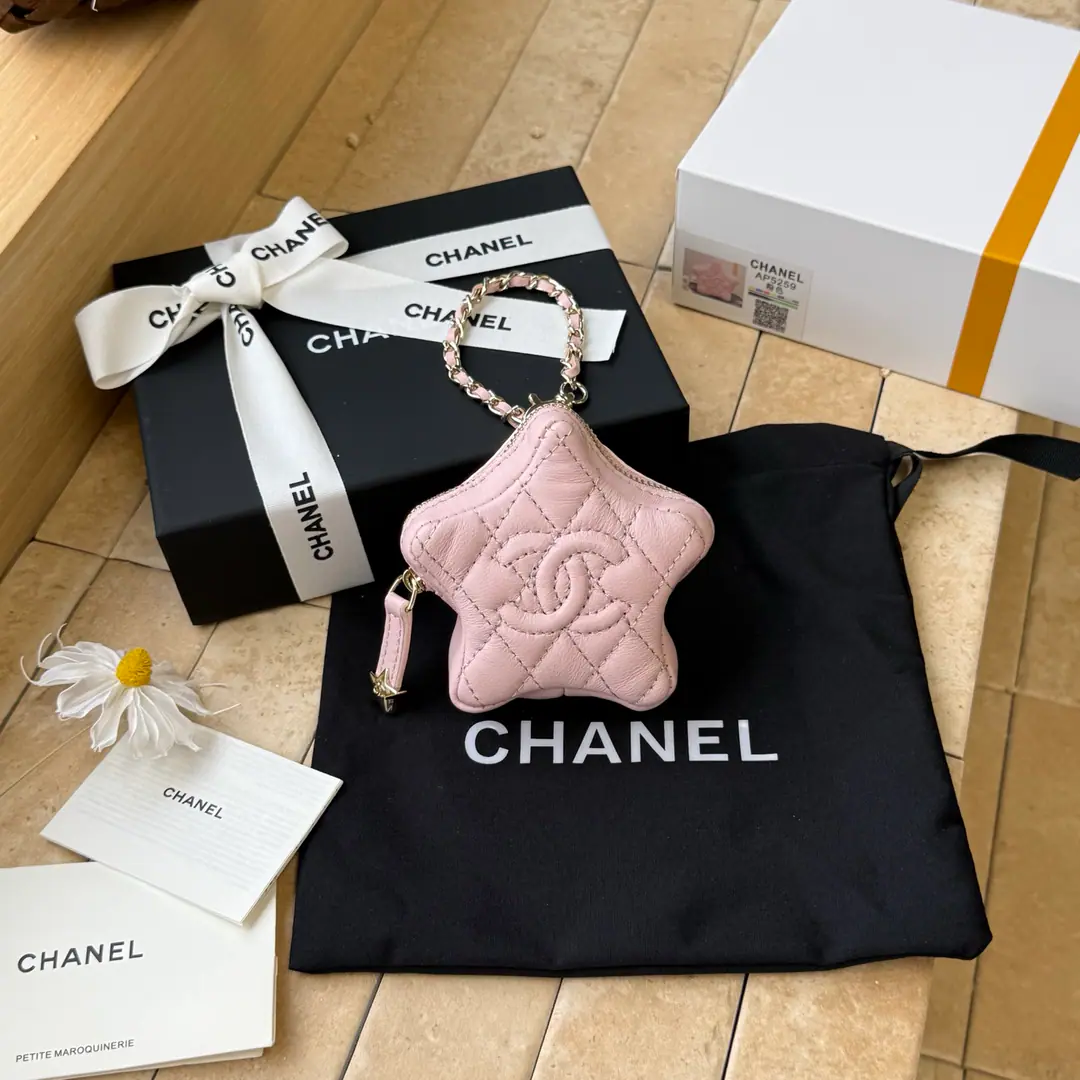 《Pink》CHANEL🚩🚩🚩26cStars hanging.🌟Five Point Point, Lamb-Skins, pocket wallet.🫶We can do headphones. Key bag.！The product uses all-sheep embroidery., The gold is a pentagram., It's beautiful.！It's a touch of heart.💚Five Point Stars can be zero. ♪ Beloved and cute ♪✨✨Unlock multiple backs., You can do it yourself.diyChain Slash, ♪ A very good and lovely man ♪！！Come on!❕❕ New❤️ ParagraphA