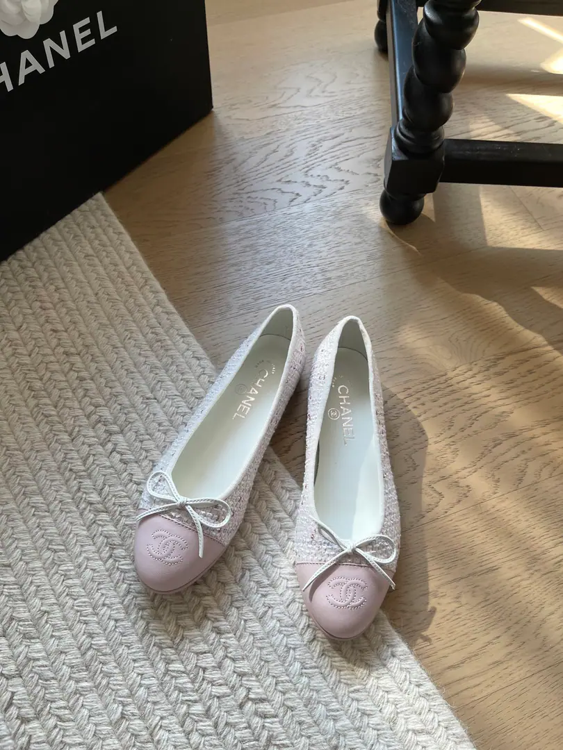 Chanel The new color of ballet shoes.❗ Top Version！We'll have to sell it first. This one doesn't have to be explained too much.！It's a classic. This year's new color is very good.🔥 Shoe-faced sheep's skin. That's a big one. Codes: 34-41「34 40 41Custom without re-offer」