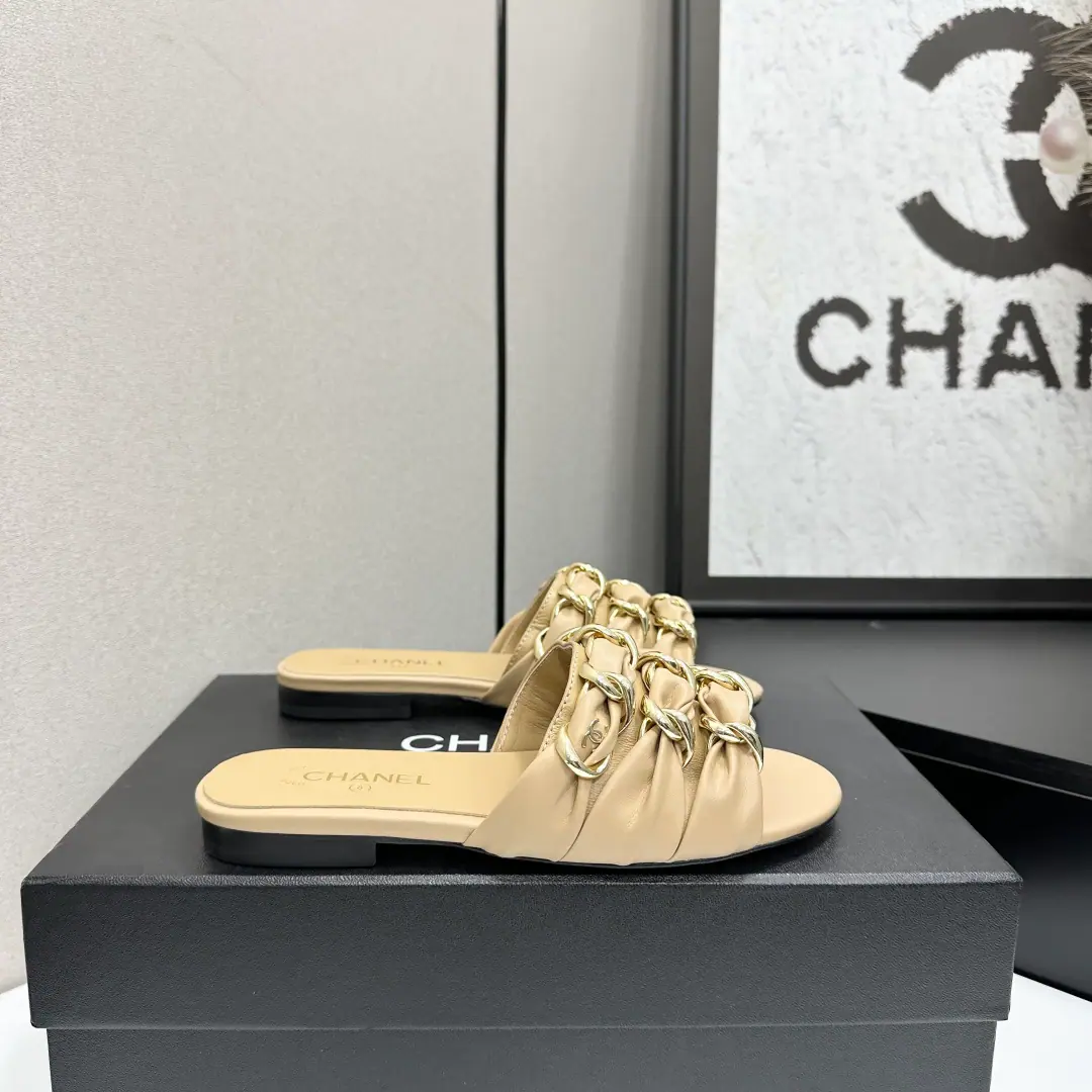 Chanel 25B Xiang Xiang's chain⛓️Flat sandals. I'm wearing a little bit of a drag. A classic. ♪ With the finest things in the leisure ♪ Keep your breath down. This spring and summer is a treasure of the finest and most precious.！ The chain of sandals this year's big boom., It's a natural beauty., And the famous Chinese master., From leather to hardware-full high-end sense of excellence., The upper feet are cozy and airy.！ Shoe.: Lamb skin. Inside, put your feet on the inside.: Lamb skin. High heels: Floor Shoes under the sole.: Italy is a big-ass country. Codes: 35-39（40.41.I'll make sure I don't change it.）