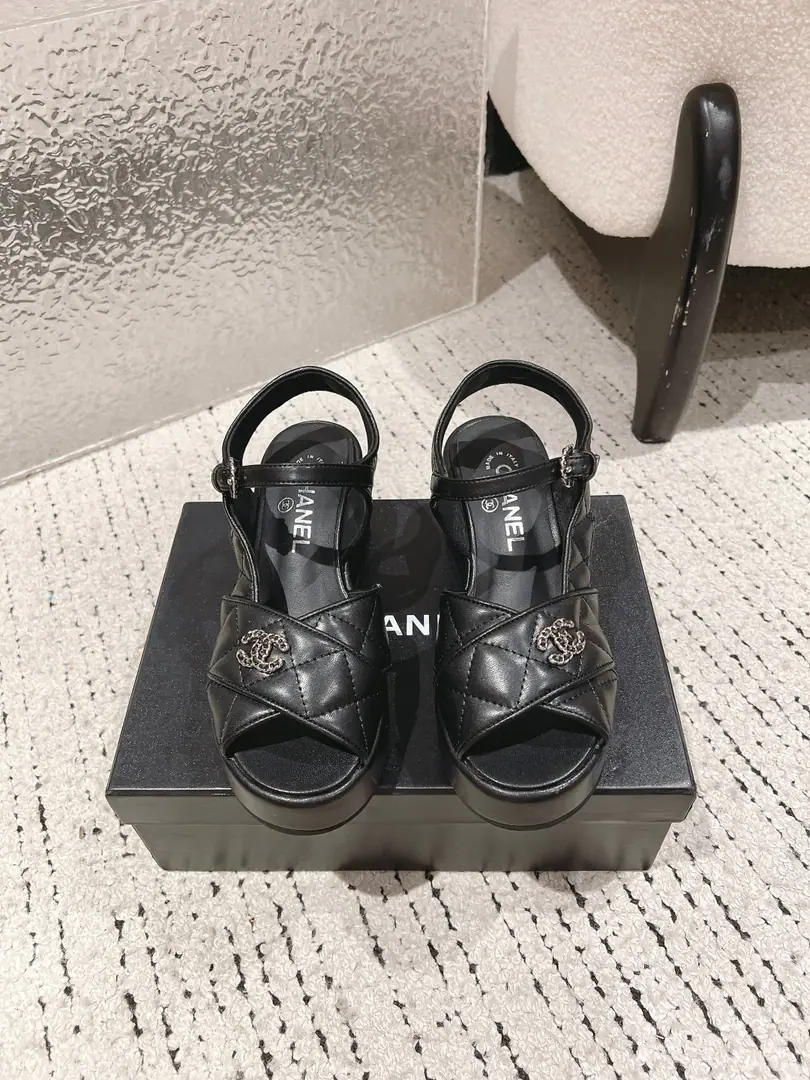🏧𝗖𝗛𝗔𝗡𝗘𝗟The newest heel in the counter.. A bouquet of magic.！A new series of muffins will be required to pay for the explosion., The goddess series. 💃It's too hard to resist., Hearts.ing…… Shoe-faced cow skin./Weaver materials A fine parchment. The original membrane is a very good one.. Waterproofing stations4cm, Back up.12cm Top35-39 [40/41Custom]