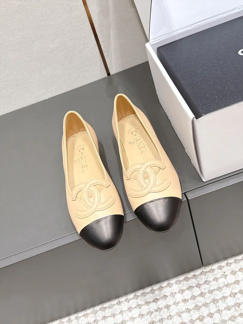 Requisition level Chane*26/The new early autumn. Singles with Color Parsed A classic flat-bed shoe with a gentle and gentle taste for the beauty of the woman., Round-and-shoes with a bump-and-slip-head design., Shoes. Empty.CThe logo is very impressive., A simple version never obsolete, The dress cabinet just needs a single item.. A classic never-ending 100-dollar loan., Integration of French grace and everyday utility, Comfortable with color and comfort, It's easy to ride, either on a daily shift or a leisure trip., It's a treasure shoe that can be worn repeatedly and over the years.. Shoe.: Lamb skin. Uchi.: Lamb skin. Otsumi!: That's a big one. size: 35-41Code（40, 41Code custom is not to be changed）