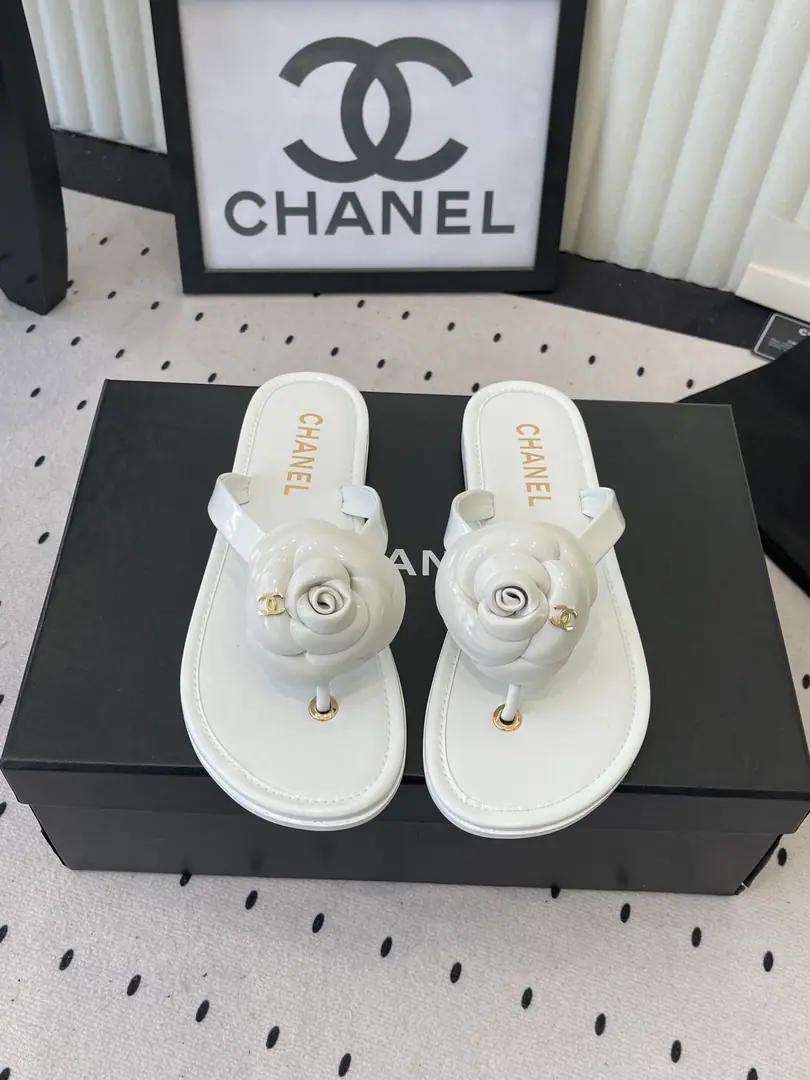 ChanelSpring and summer tea slippers High Version Little Red Book Push. Early spring heavy work is a blow job. It's a very stylish set of shorts. The original imported cow-painted shoes. A sheep's skin cushion. Italy is a big-ass country. Size: 35-39（40 41Make a reservation.）