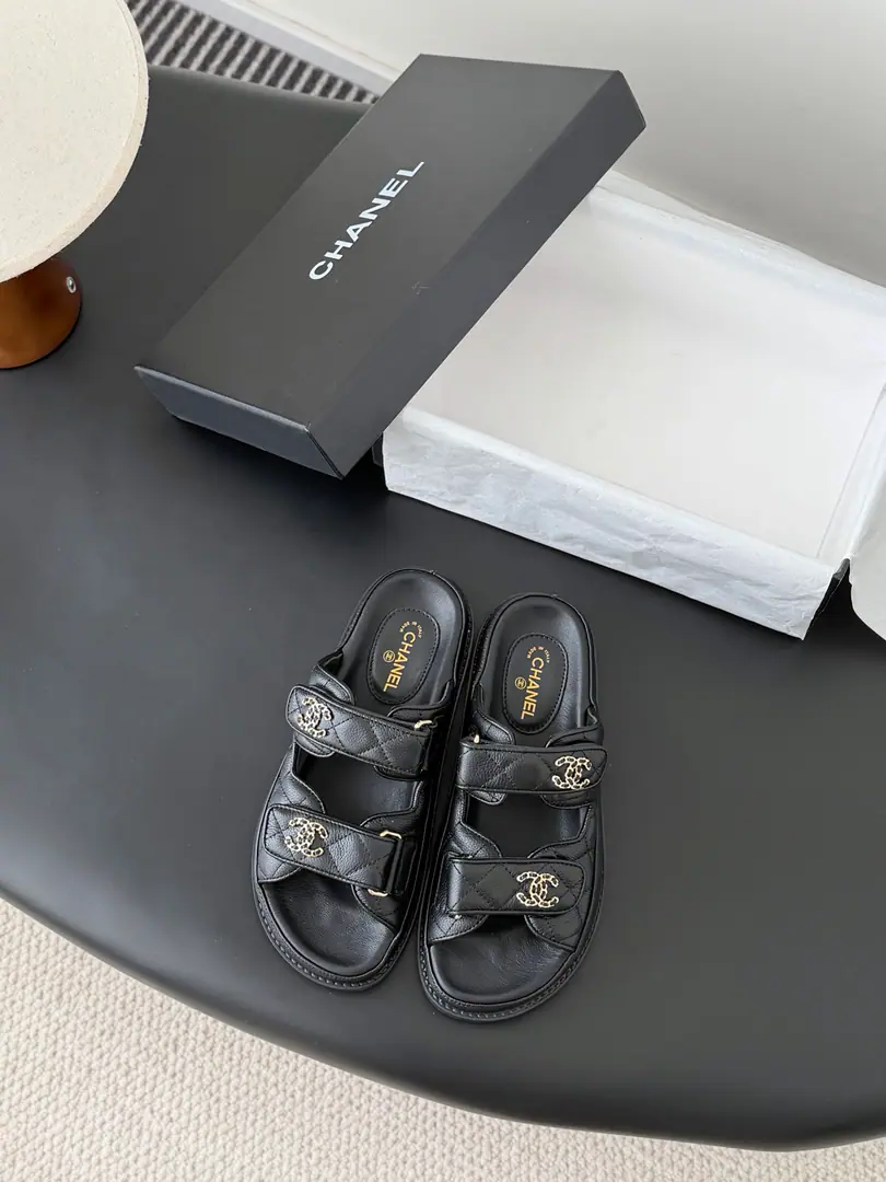 [ That's a little skin.+30 ] 🏧𝗖𝗛𝗔𝗡𝗘𝗟 New magic with the classic sandals. Top Quality Original Customise Requisition level！ All the colors are in my house.！ Import of specific flour+Foot./The inside sheep.+Rubber bottom Original hardware button design, It's simple and fashionable. All with cabinet top packing！ Size:35-41 [40.41Do it.]