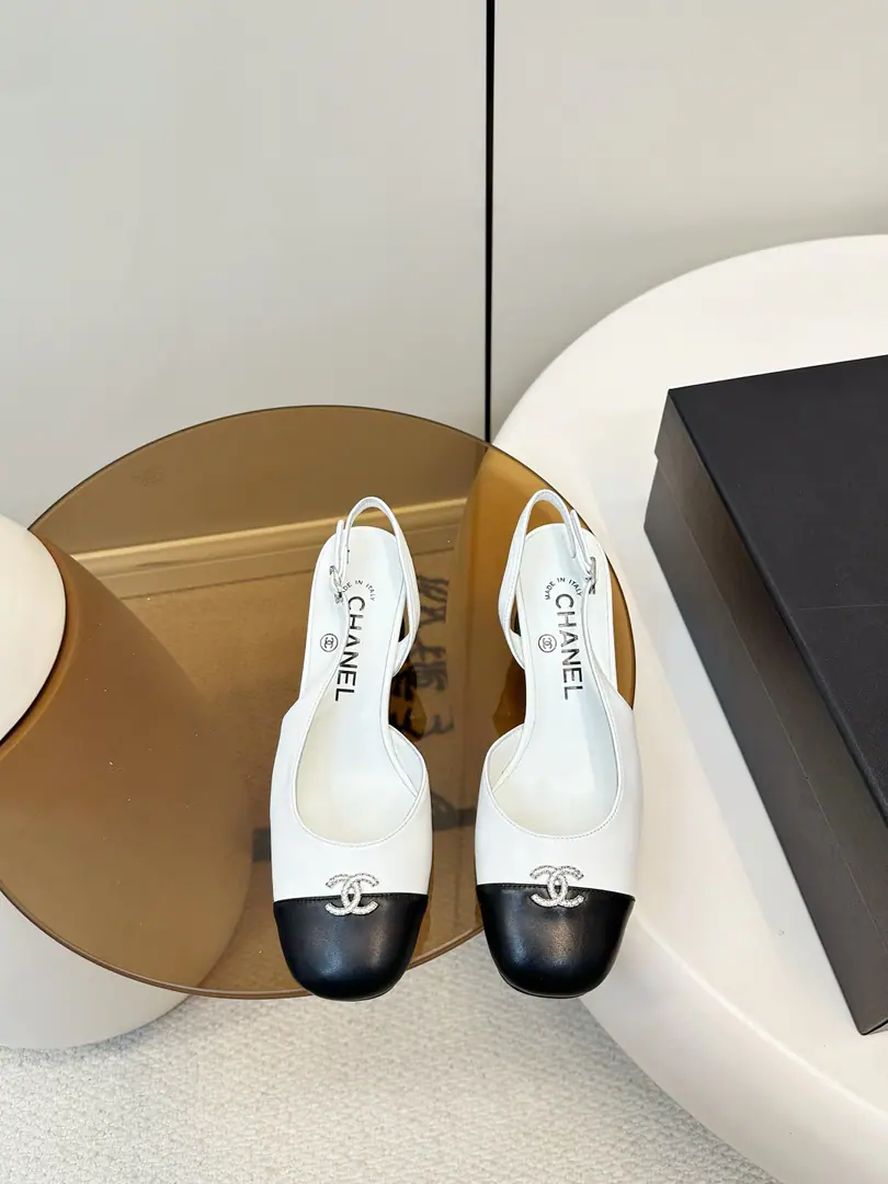 Chanel｜Chanel's heels are empty. 🍷Chanel's fall-hair Margo's sandals., The silver and the silver.CThe sign is so well-known.✨. Rough design., Comfortable and elegant., I can handle it easily, in the ordinary hours or in the official space.. The back of the belt., Old and fashionable., You can fit in your skirts., I'm gonna get my breath up.💃. Shoe.: Skins of sheep., It's a great quality.！ The inside sheep.！ Italian skin.！ He's tall.5cm/9cm Codes: 35-40（40.41Make a reservation.）