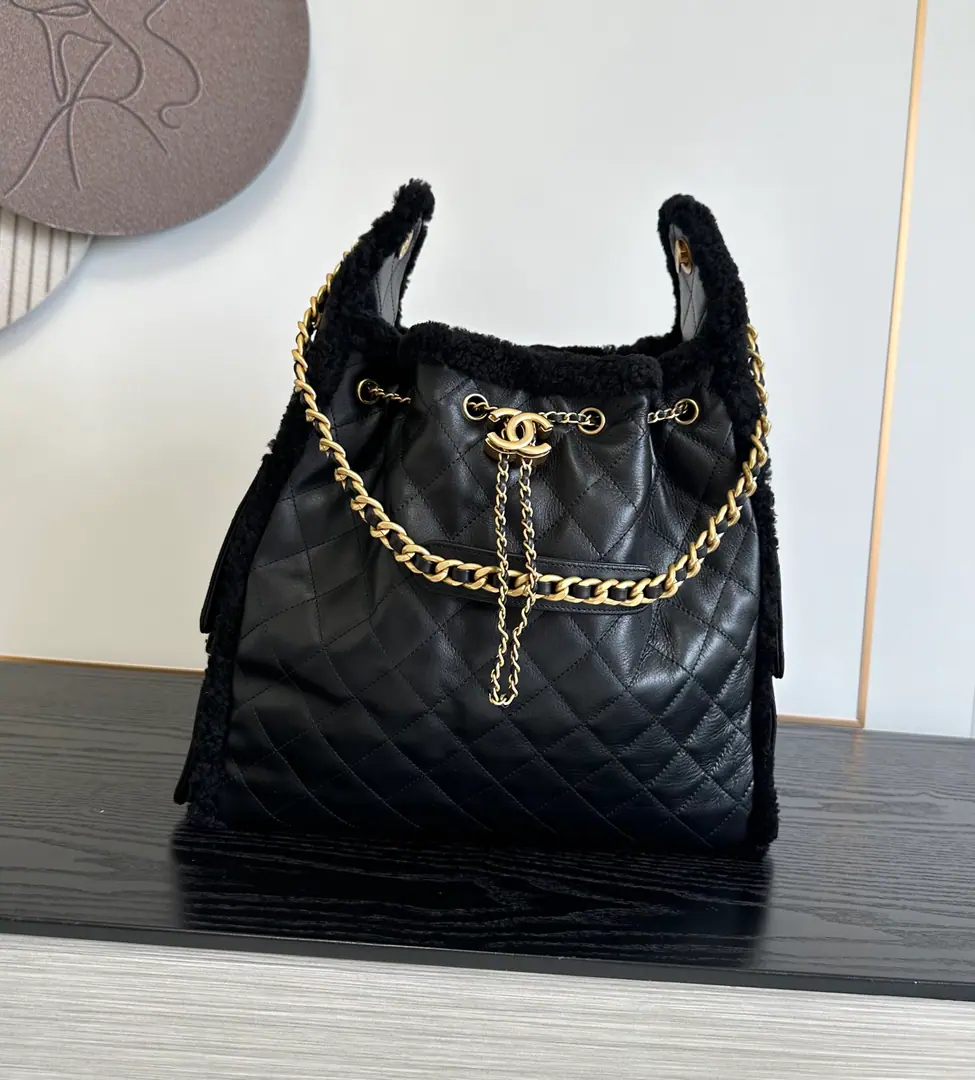 《Black》Big number.OHANEL🚩🚩🚩𝐡𝐨𝐛𝐨 Lamb wool.🐑Materials: Skins of sheep.➕Lamb wool.🚩🚩🚩Imports are too soft🐮Bullskins., I'm not a hard man on the market.🉑️🆚It's...！《Top Quality》Pump the rope.HoboThe little one's here.🔥｜It's a terrible thing to do.！Cool and cool. Water buckets., It's touching.！It looks so tender and fresh and skiny., The open-door modifier is a very useful draw-line design.～Two small pockets on the side., Medium Size🪄♪ And the stylishness on your back ♪, Cool.girlMust be prepared I'm in love.！Big number.: 38x10x14cm