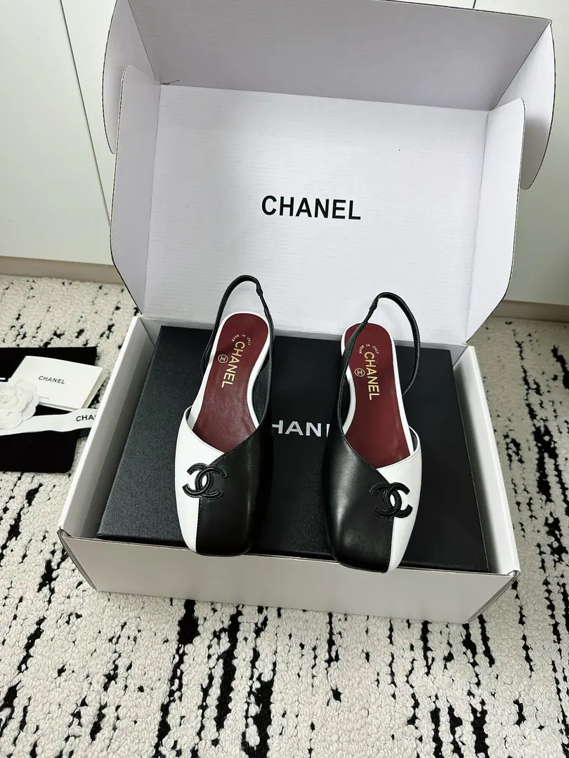 🏧𝗖𝗛𝗔𝗡𝗘𝗟Top new item. DoubleCSlurpers with sandals.. To put together aesthetics and ancient sides, Remodeled the elegant paradigm of the sandals.！The rear-air tripod was designed to be light and airy., It's a spring and summer scene.. Metal binaryCThe button is hidden in detail., Light the ID in the shade., Low profile, but very recognizable.. Facework customized leather with original The inside feet are all sheep's skin. Italian imports are so thick. size: 35-39（40/41Custom） [⚠️Need a plane box.+]