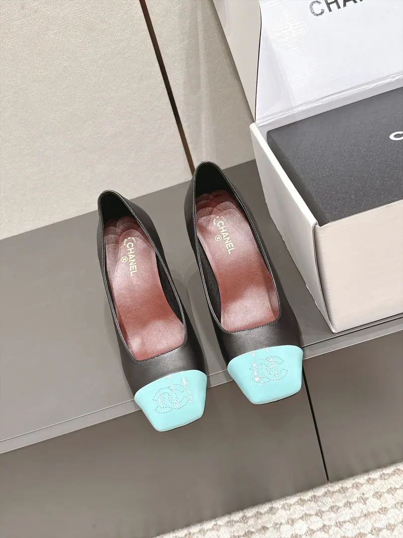 Requisition level Chane*26/The new early autumn. Slash-head heels. And I'm a little bit of a glorified, elegant, and luxuriant., The classic smudged face-skinning slender slur., The shoe head is a double-stamp.CMarking, Janey's shoe type is a very warm and pleasant gesture., Lower-key release of French style.. The classic color-cracking system has been long-standing., To blend French grace with classic brand elements, And she's a real-faced girl., It's a four seasons thing., It's a classic high-quality heel in a shoe cabinet.. Shoe.: Lamb skin. Uchi.: Lamb skin. Otsumi!: That's a big one. size: 35-41Code（40, 41Code custom is not to be changed）