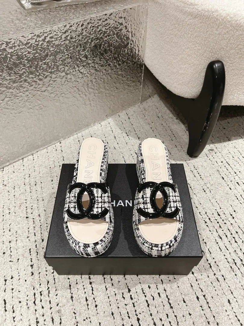 🏧𝗖𝗛𝗔𝗡𝗘𝗟Spring and summer brand new. Original Top Level DoubleCThick slippers. The season's fake duffle series is really beautiful.！ It's a beautiful foot.😍 How do you look?👍🏻 ꫛꫀꪝ Go➫ Material Shoes face is customized with original The insides are all sheep's skin. Original modeling, slide-proof floor Codes: 35-39（40/41Custom）