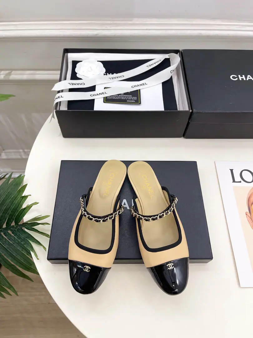 𝐂𝐇𝐀𝐍𝐄𝐋 | Kaori! 26𝐬𝐬 🦋2026Spring and summer brand new. The cabinet is a classic show. Xiang-tzu.CHalf-slips on the sole of the chain. New series〰 🍬 BSThe best in the fashion world. The pairs are carefully designed. Extremely simple The classic elements that never faded. 💋It's a beautiful dress. Summer's mandatory.…… ━━━━━ ЅᏇєєt ━━━━━ ▪️Shoe.: High-prescription pony skin ▪️Uchi.: Import silk sheep. ▪️Otsumi!: The original Italian is a big one. ▪️He's tall.: Floor ▪️Shoes.: 35-39（40.41Custom without re-offer） ▪Plant price