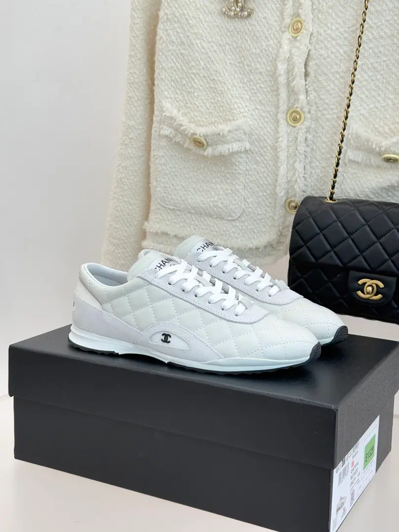 🏧𝗖𝗛𝗔𝗡𝗘𝗟New doubles.CDrigg's leisure shoes. These sneakers are the work of the early spring., Top！ Signal diamond-gring to shoe-faced 3-level Smart-looking.CThe hardware is in the middle. Explain brand genes.. Hand-sewing threads are neat. The layout is superb. Perfectly echoing the Lake Como for vacation inspiration.. Light rubber soft-ball subsides. Peach powder., SkyBlue has a new filter. With skirts or jeans. It's all right. ♪ Easy to wear the French extenuating and elegant ♪. The fabric is customized in the original version The inside feet are all sheep's skin. Original modeling, slide-proof floor size: 35-39（40/41Custom）