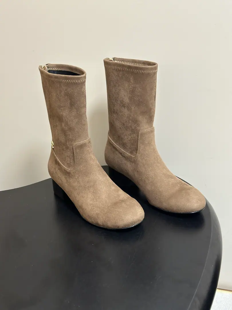 2026 Autumn and winter money. Chanel It's a classic.CPull the zippers and the ankle boots after the round. The show of the Qin Yushu series., The Xian family has a very high-quality and luxury wind.. Side zipper design is easy to wear.·Easier！The slings are very soft., It's a very packaged one., Wearing air comforts.. The upper foot is so strong.！ Shoe.: Customized Skins Uchi.: Importing ballistics Foot.: Lamb skin. Shoes under the sole.: Italy is a big-ass country.！ He's tall.: 4cm Codes: 35-39（40.41I'll make sure I don't change it.）