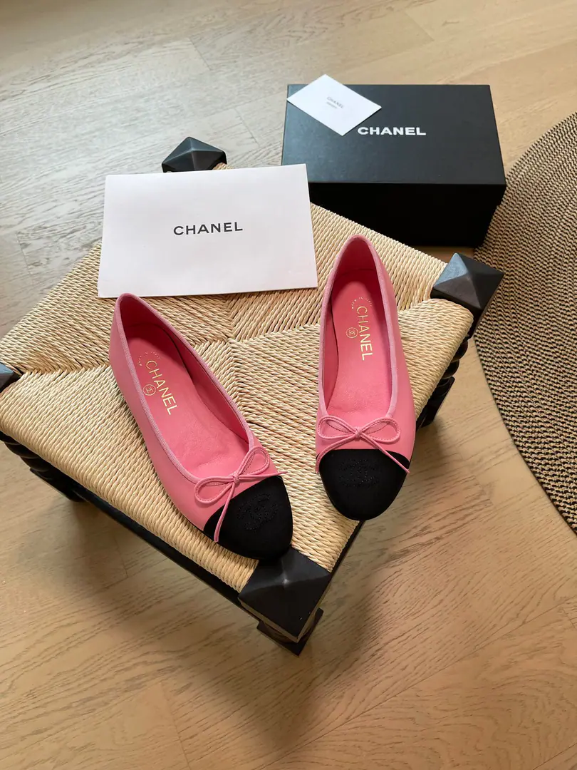 Chanel The new color of ballet shoes.！ Telecommuting ceiling series！ The upper foot is so strong.~ Shoe.: Velvet./Lamb skin. Uchi.: Lamb skin. Otsumi!: That's a big one. He's tall.: 2.5cm Codes: 35-41「40 41Custom without re-offer」