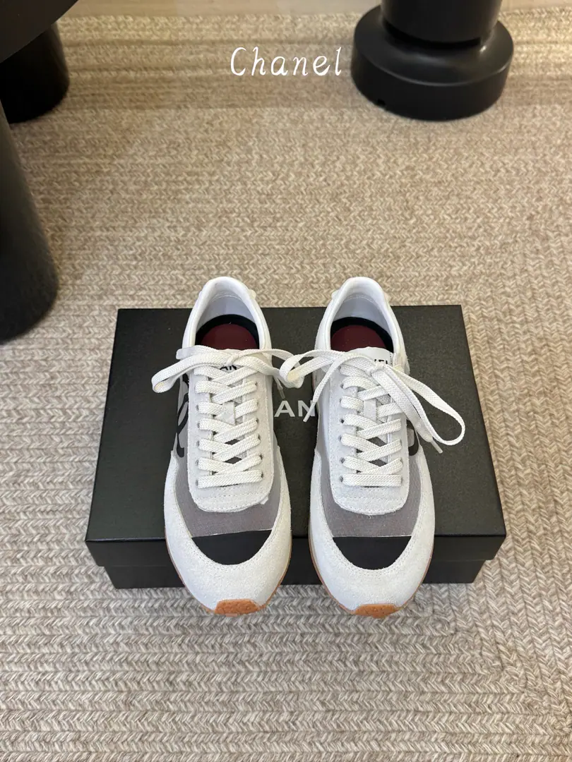 ChanelChanel.👟 Sneaker The series of early springs. Leisure shoes. Sports shoes​​ The love of the human being is Kaori. Try to accept new style A new designer. He breathed a new soul into her. This is a very recommended shoe. It's soft and soft. It's super-good. Black White Red Brown almond. Never out of date. It's a classic. Clean. Red Blue It's very spring-spilling. Shoe.: Skin grinding of sand. Uchi.: Lamb skin. Shoes under the sole.: The root of the glue. Codes: 35-41(40.41No, no, no, no, no.)